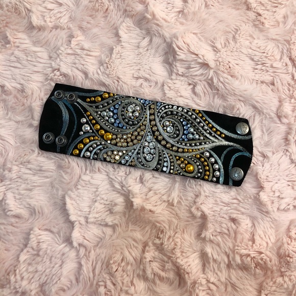 Beautiful Caroline Rocha Leather Cuff with Swarovski Crystals - Picture 3 of 6